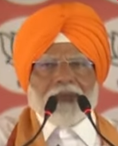 Премьер-министр Моди получил розу от Канганы Ранаут. Праджвал Реванна получает уведомление MEA. Джайшанкар говорит...