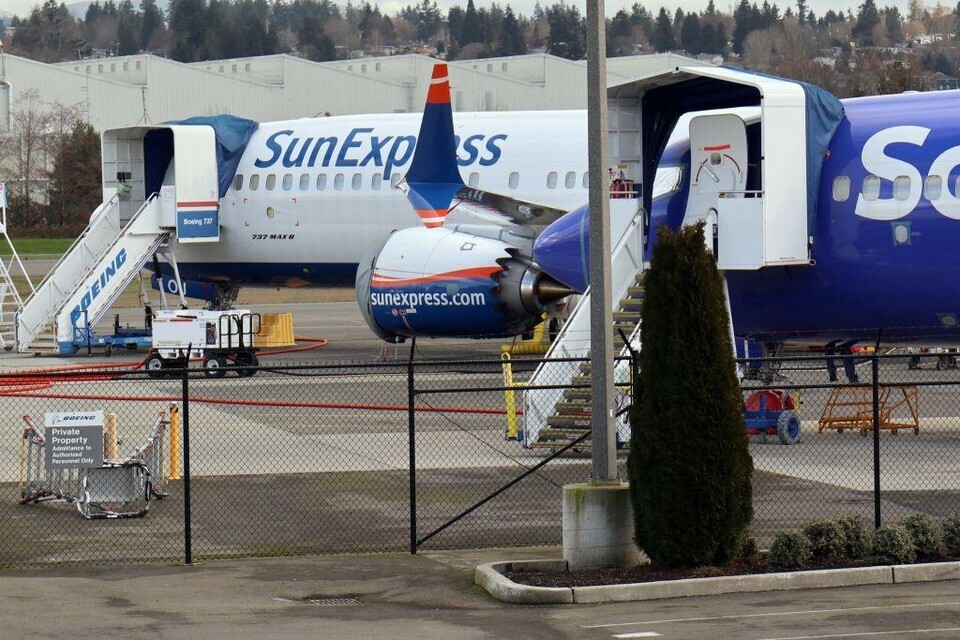 Синоптик BBC и его семья выброшены из самолета «разгневанным маленьким пилотом» после того, как она попросила попутчиков не есть орехи