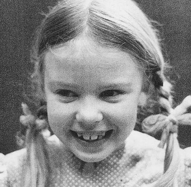 Курносая девочка с косичками: Кайли Миноуг в день рождения показала редкие детские фото