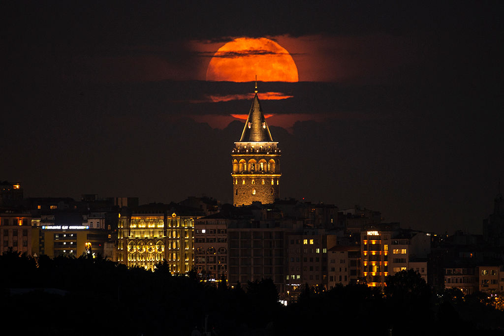 Земляничная луна