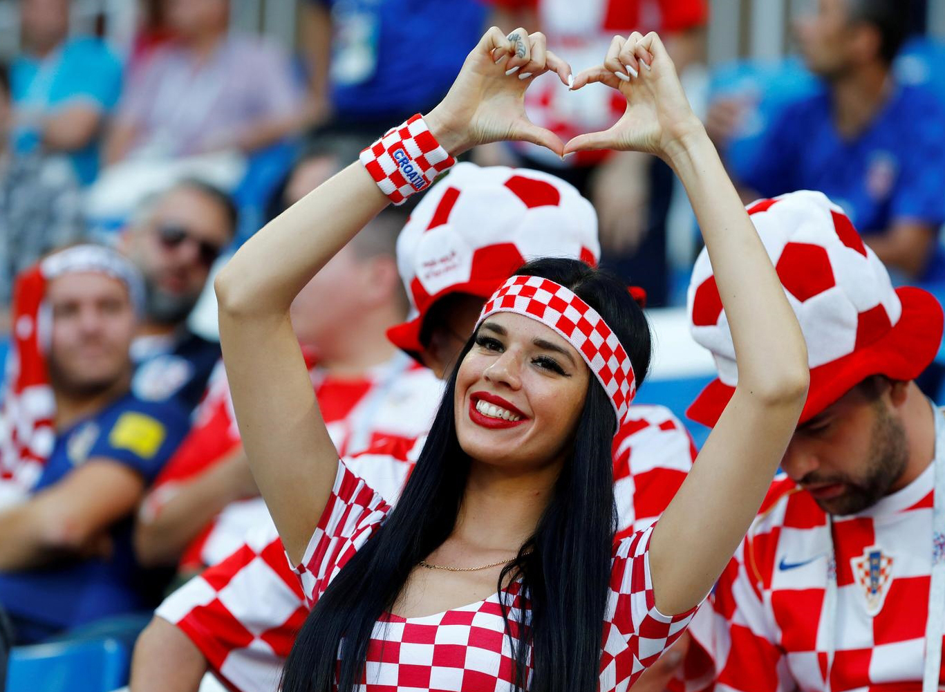 ИДИЁТЫ смотрящие футбол