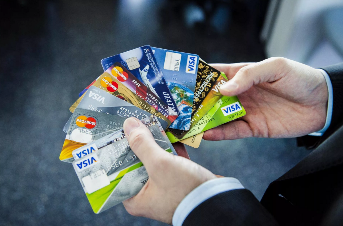 Народ начал избавляться от кредитных карт