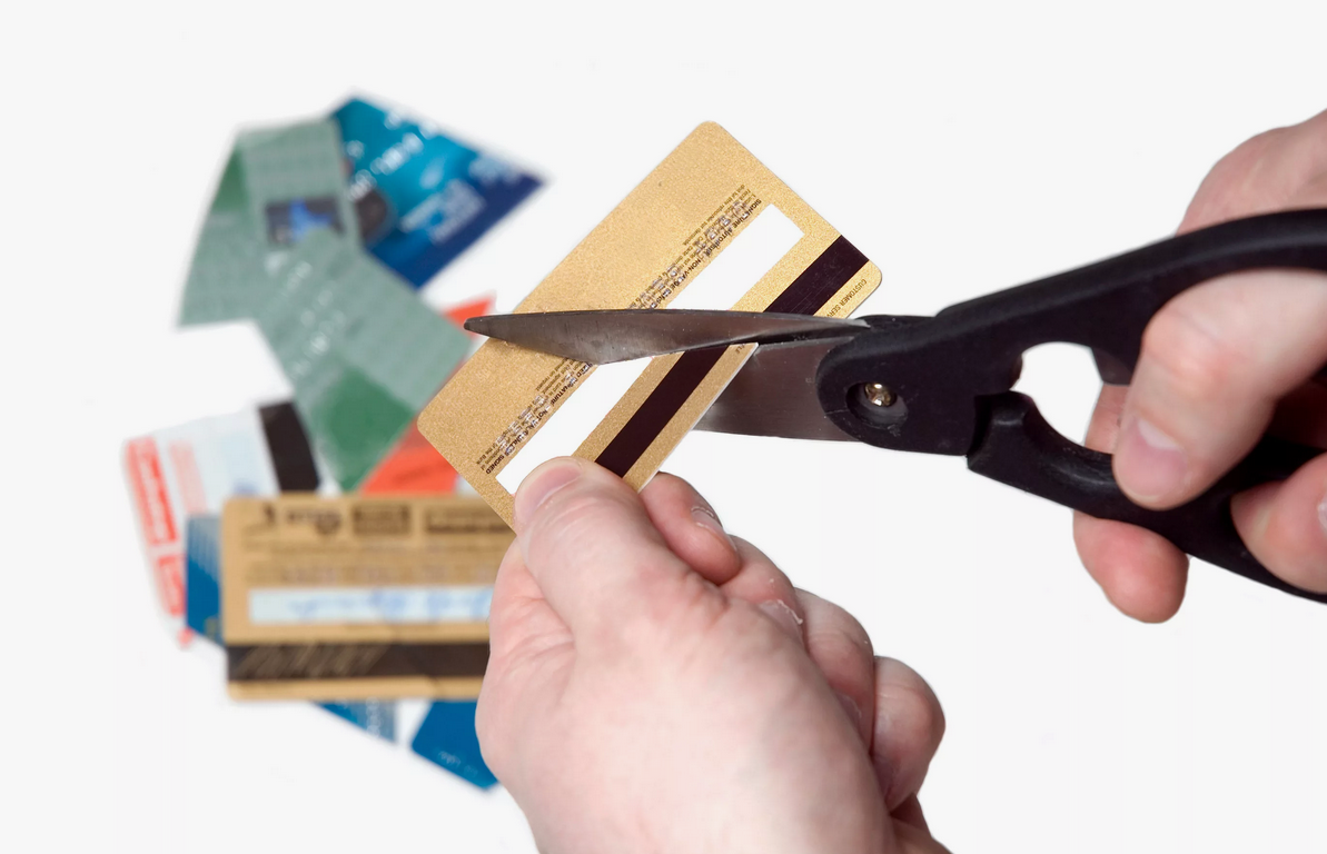 Народ начал избавляться от кредитных карт