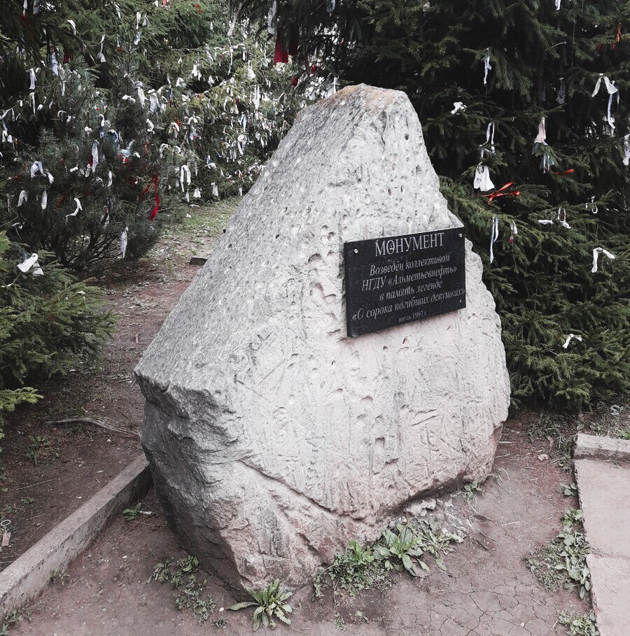 Восхождение к странному чёрному камню в Биляре (Татарстан). Здесь собираются православные, мусульмане и язычники