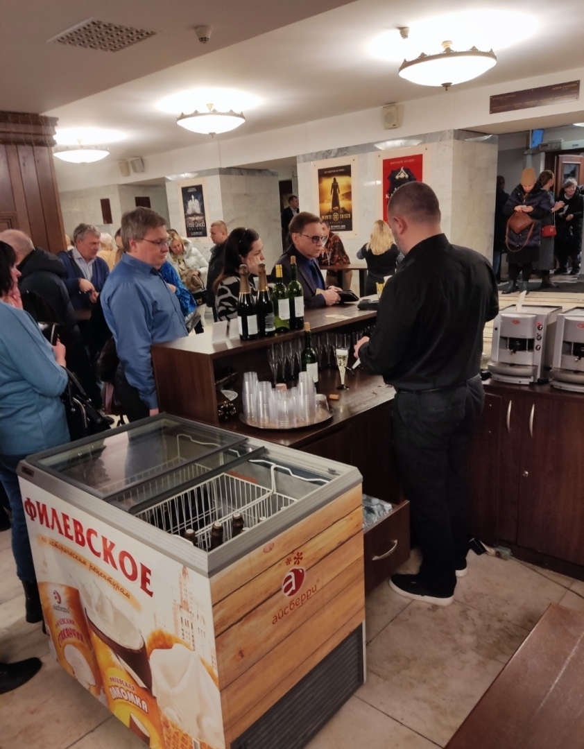 Московский театр оперетты. Замечательный репертуар, актёры, декорации и жутко тесный и неудобный зал.