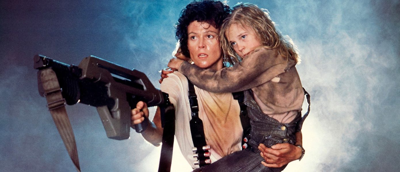 Классические актрисы с оружием: потрясающие сцены из классических фильмов