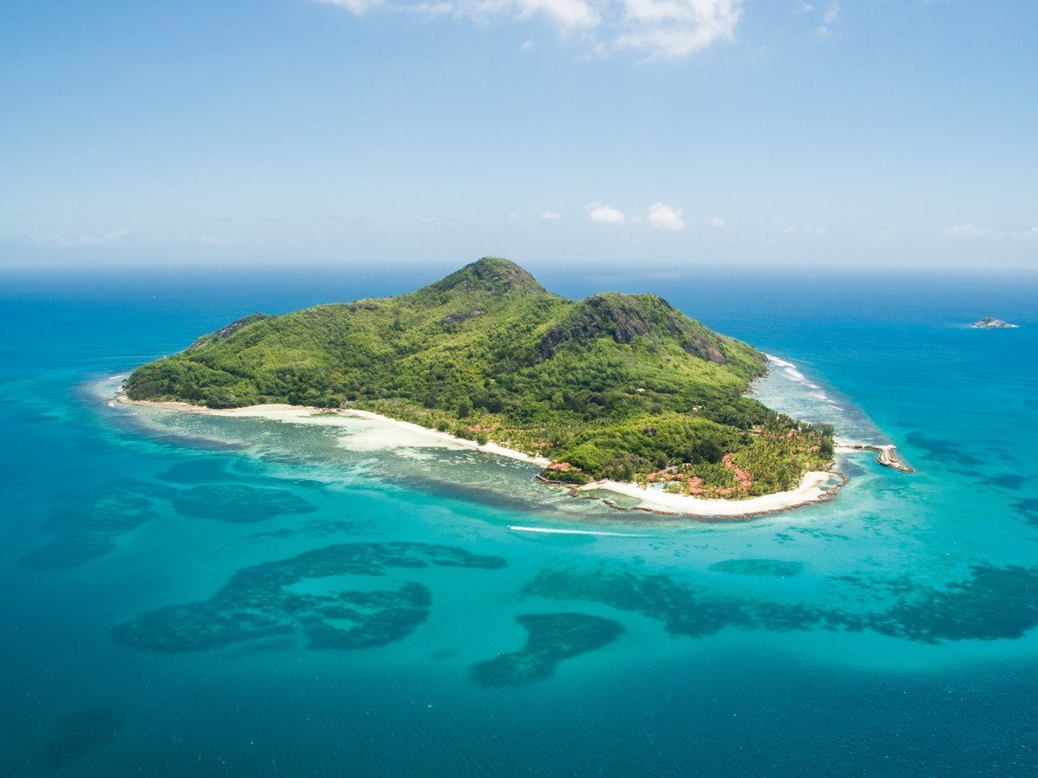 Острова – это удивительные природные образования, окруженные водой и расположенные в океанах, морях и озерах