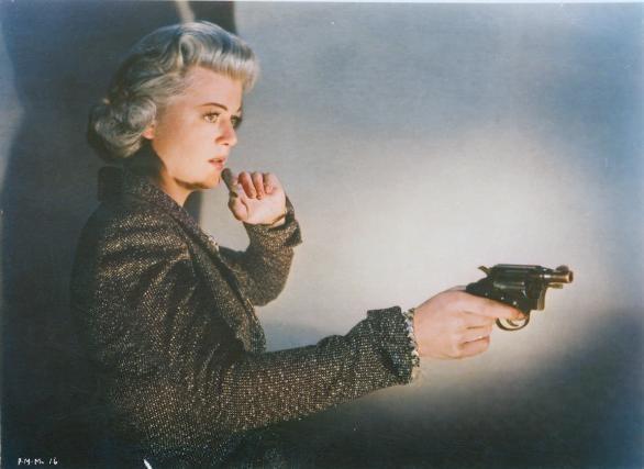 Классические актрисы с оружием: потрясающие сцены из классических фильмов