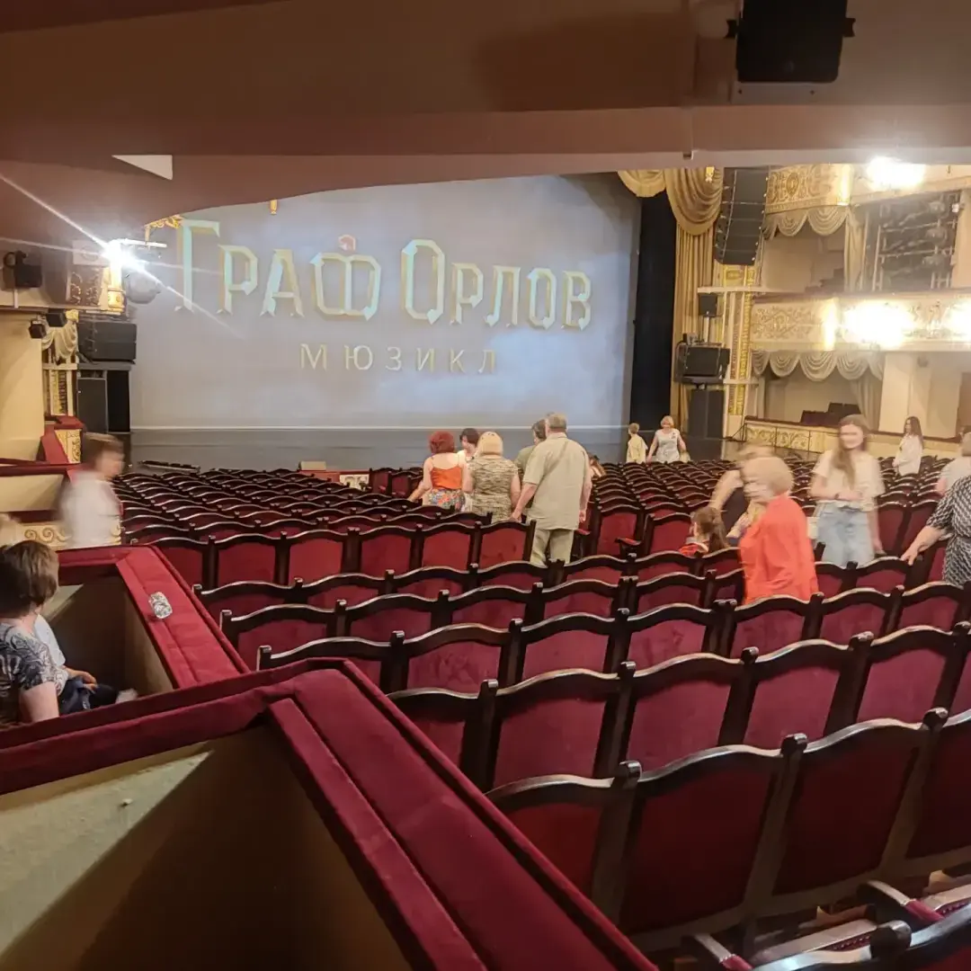 Московский театр оперетты. Замечательный репертуар, актёры, декорации и жутко тесный и неудобный зал.