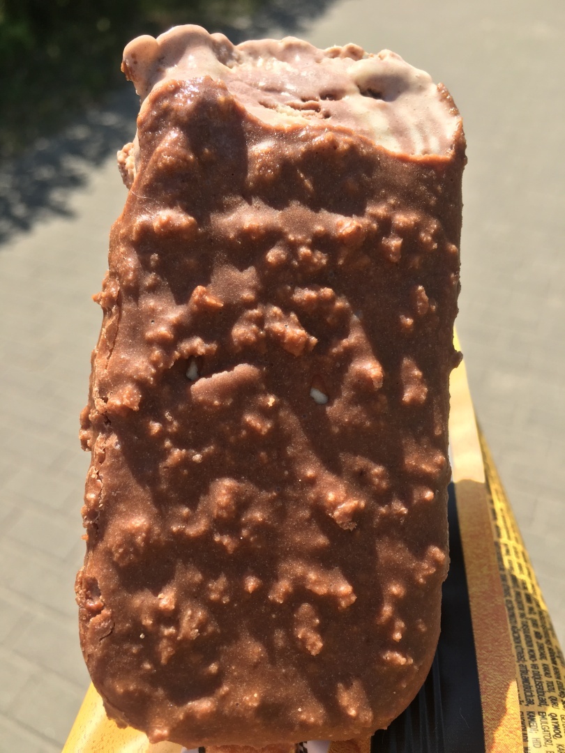 Невкусное мороженое из магазина «Красное и белое» «Maxiduo». Больше такое точно не купим.