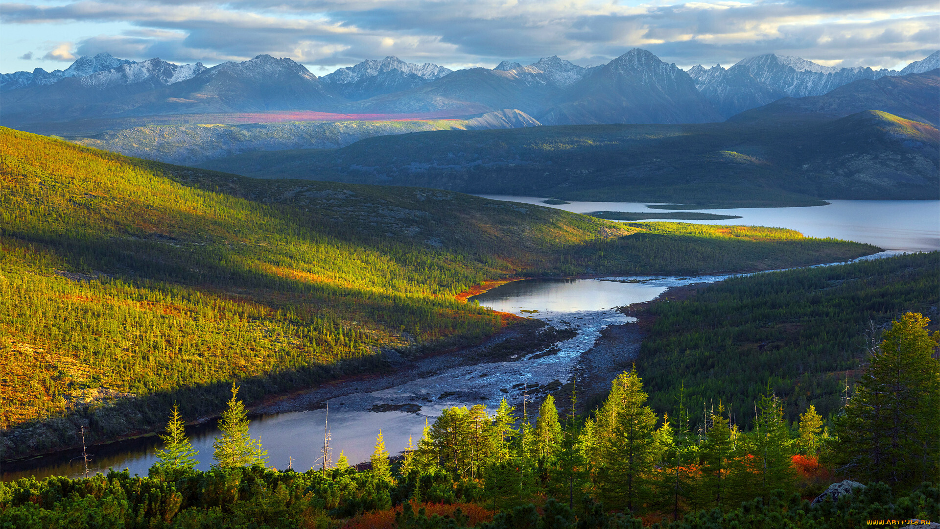 Россия - крупнейшая страна по территории в мире, стратегически важный игрок на мировой арене, с богатой историей и культурным наследием