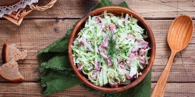Рецепт салата с копчёной колбасой