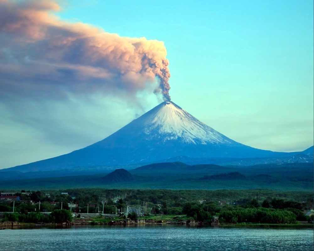 Вулкан Ключевская Сопка – это один из самых высоких и активных вулканов на территории России и мира