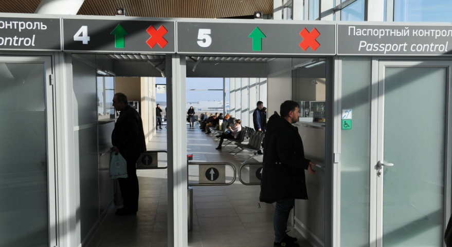 Россиянам всё чаще стали отказывать в пропуске на границе из-за технических ошибок. Правила паспортного контроля ужесточились с конца 2023 года