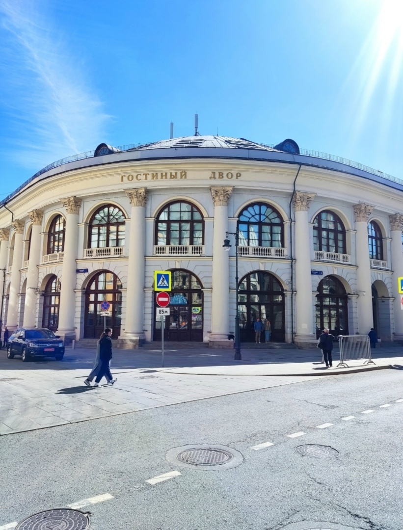 В чём феномен Васи Ложкина и чем его творчество нравится мне, плюс обзор двух шоу-румов: в Москве и в Санкт-Петербурге.