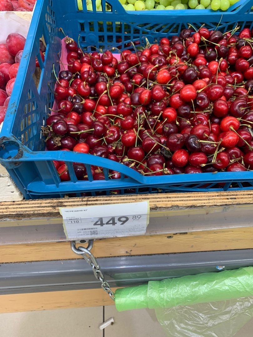 Опрометчиво вышла раздетой, пришлось греться в магазине, заодно цены на черешню посмотрела