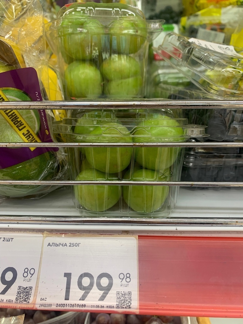 Опрометчиво вышла раздетой, пришлось греться в магазине, заодно цены на черешню посмотрела