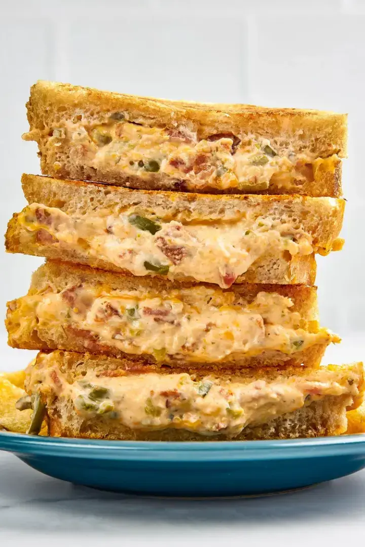 Жареный сэндвич с сыром и попкорном халапеньо