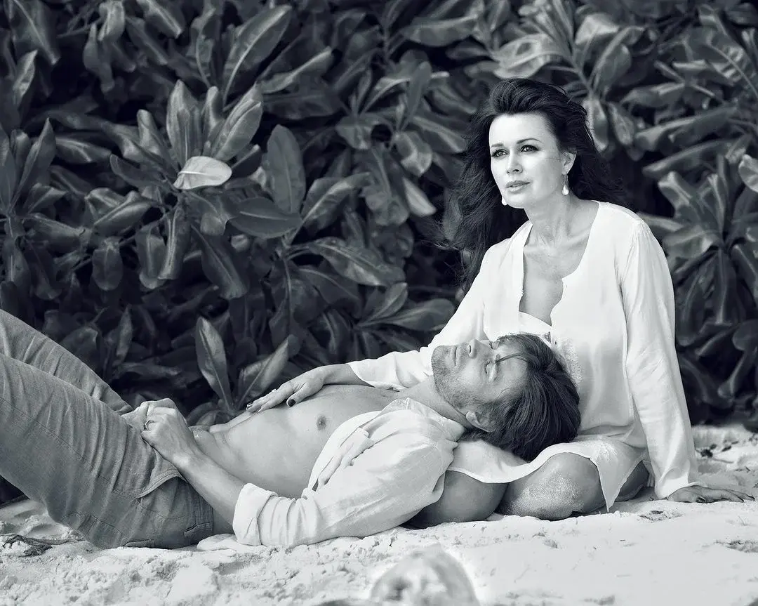 В сети опубликовали фото Анастасии Заворотнюк и Петра Чернышёва на Сейшелах