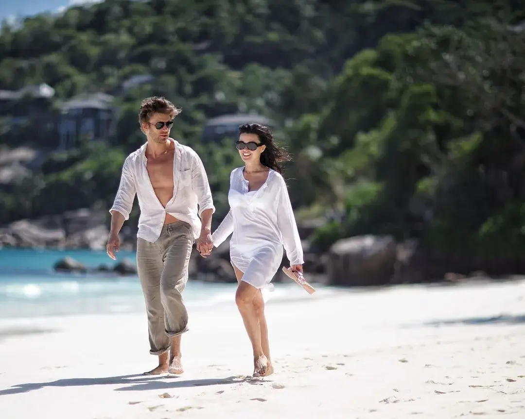 В сети опубликовали фото Анастасии Заворотнюк и Петра Чернышёва на Сейшелах