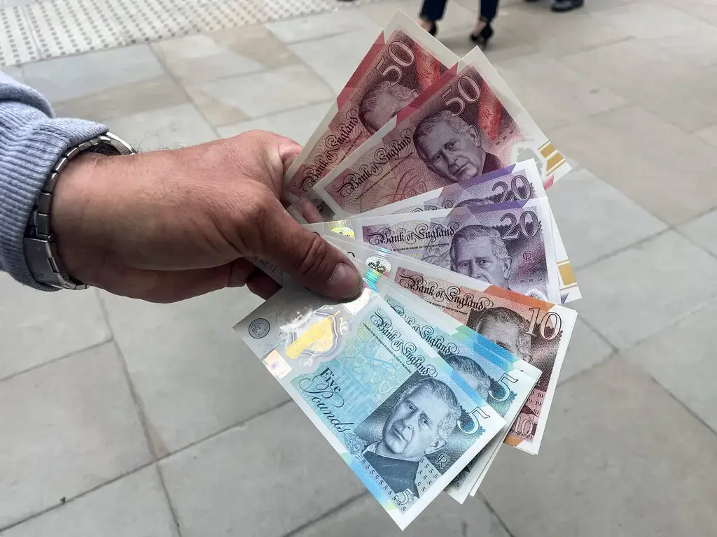 Коллекционеры выстраиваются в очередь в Лондоне в связи с выпуском банкнот короля Чарльза