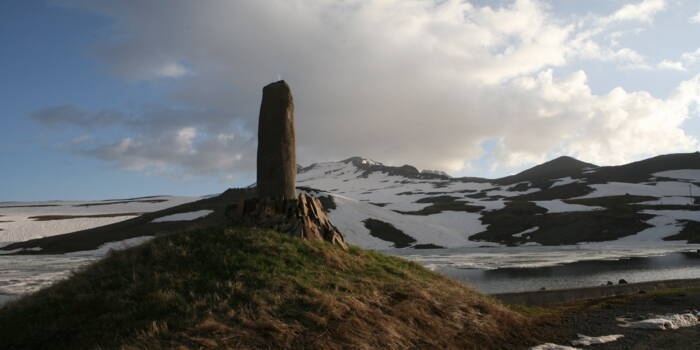 В Армении за доисторическим «драконьим камнем» обнаружили странных младенцев
