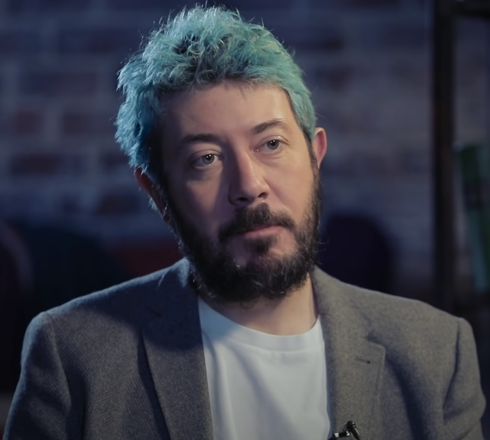 Есть значит замена Юлию Гусману поди. Или как Артемий Лебедев разносит всех в пух и прах. Внимание! Есть мат!