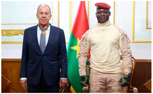 Президент Буркина-Фасо вручил Лаврову высшую государственную награду - Орден Жеребца