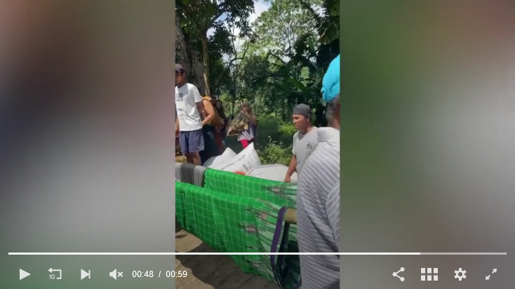 Маму четверых детей вырезают из живота 16-футового питона