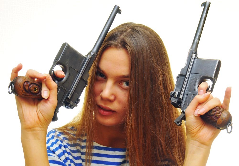 Кто первым нажмёт на спусковой крючок - блогерша или грабитель? Разрешение на владение оружием, психологический аспект