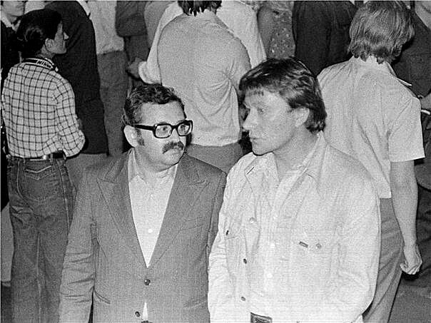 Валечка Смирнитский в молодости был похож на Андрюшеньку Миронова. Только чуть красивее. Так сказала одна актриса по телевизору.