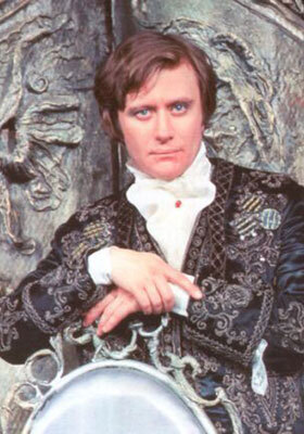 Валечка Смирнитский в молодости был похож на Андрюшеньку Миронова. Только чуть красивее. Так сказала одна актриса по телевизору.