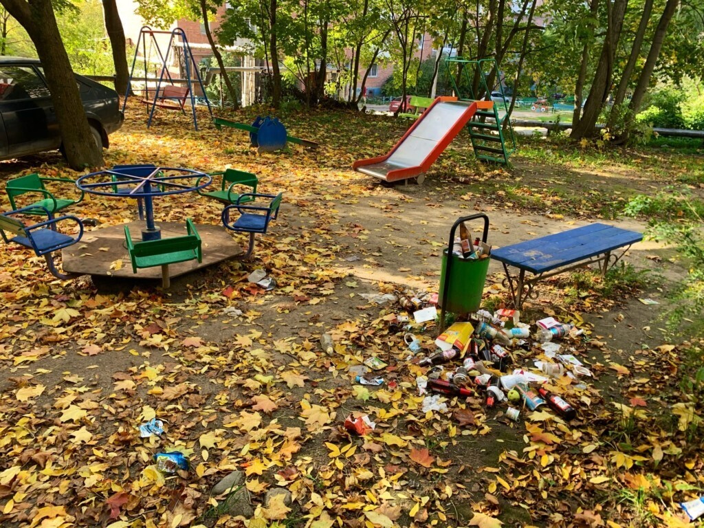 Дворовые пьяницы потеряли страх и совесть! Пьют везде и никого не боятся!