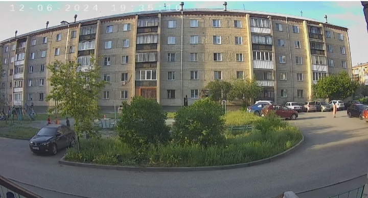 Имеет ли право дети играть в футбол на детской площадке?