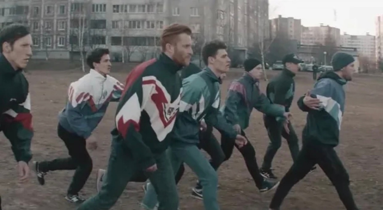 После выхода сериала "Слово пацана", в соцветиях часто поднимается интересный вопрос об исторической достоверности одежды в нем.