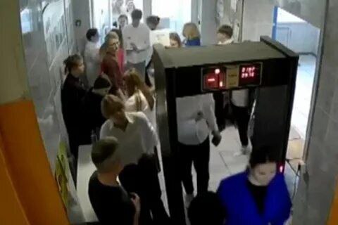 Скандальный инцидент на ЕГЭ: досмотр школьниц перед экзаменом вызвал негодование родителей и властей