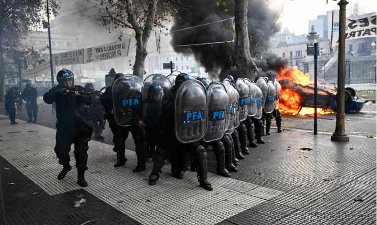 Аргентина: жестокие протесты, поскольку сенаторы поддерживают меры жесткой экономии президента Милея