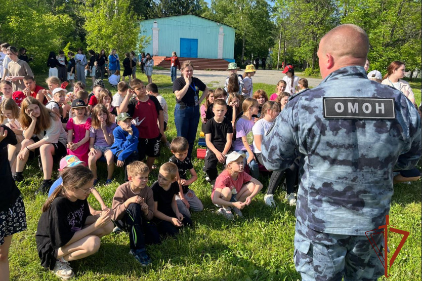 Сотрудники ОМОН «Сибирь» навестили детей, отдыхающих в оздоровительном лагере под Новосибирском