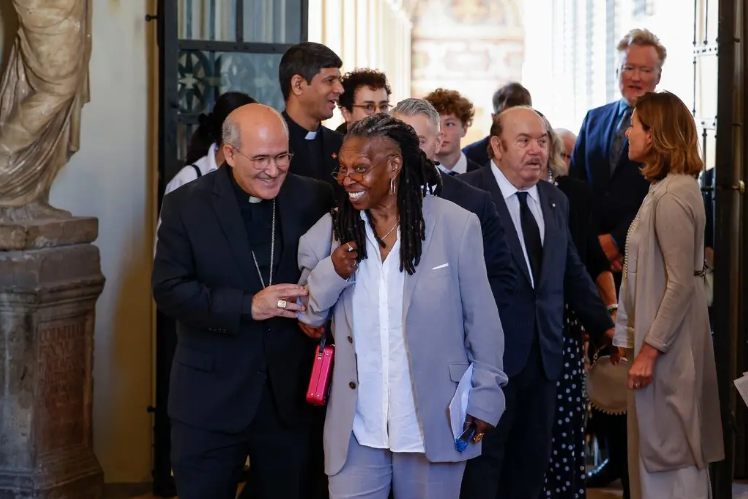 Стивен Колберт и Вупи Голдберг встретились с Папой Римским в Ватикане. Без шуток.