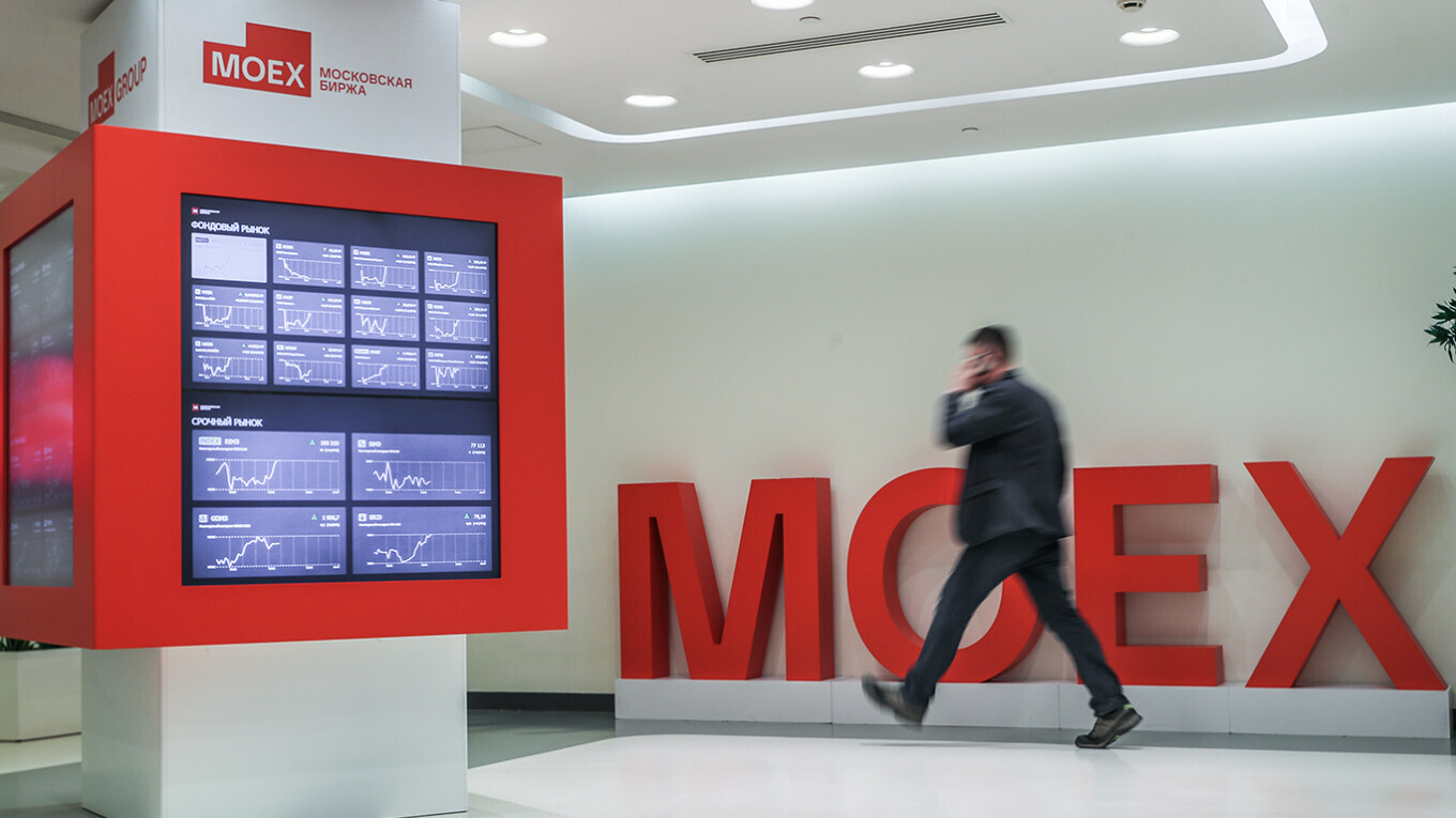 Московская биржа приостановила торговлю долларом и евро после новых санкций США