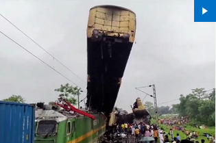 Товарный поезд таранит экспресс в Индии: по меньшей мере 15 человек погибли, вероятно, из-за человеческой ошибки