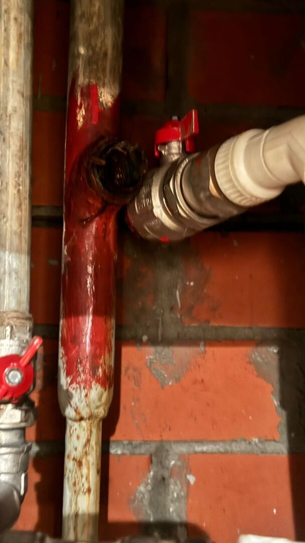 Прорвало стояк с горячей водой. Что делать? Кто несет ответственность: собственник жилья или управляющая компания