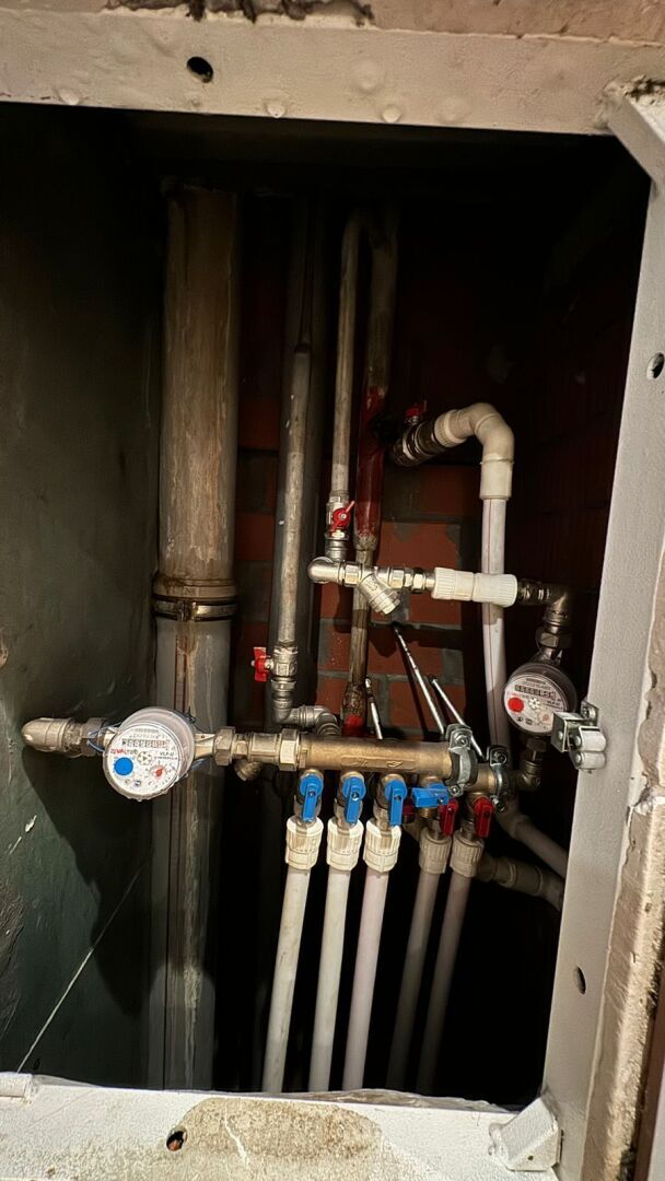 Прорвало стояк с горячей водой. Что делать? Кто несет ответственность: собственник жилья или управляющая компания