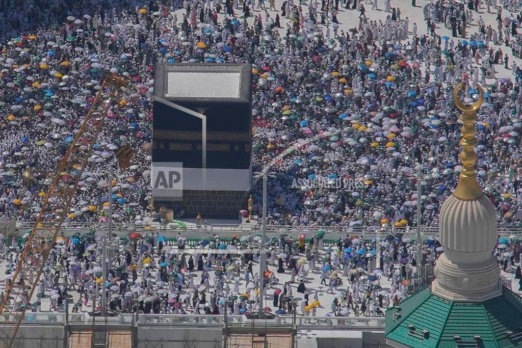 О время хаджа в Мекку умерли 577 человек, большинство из них — египтяне; один человек погиб в давке, остальные скончались из-за жары