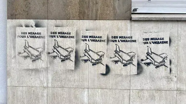 Во Франции нарисовали граффити с обещанными Киеву истребителями Mirage в виде гробов