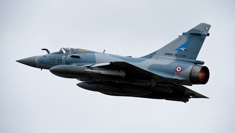 Во Франции нарисовали граффити с обещанными Киеву истребителями Mirage в виде гробов