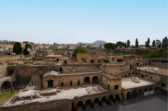 Пляж, похороненный извержением Везувия 2000 лет назад, только что вновь открылся