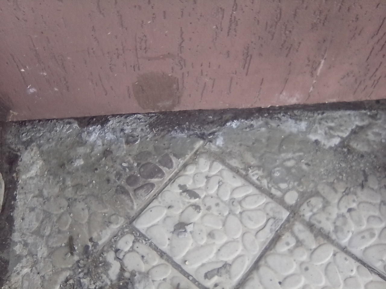 Отмостки, когда и как их надо устраивать, чтобы не отводить от дома ручейки или откачивать из подвала воду