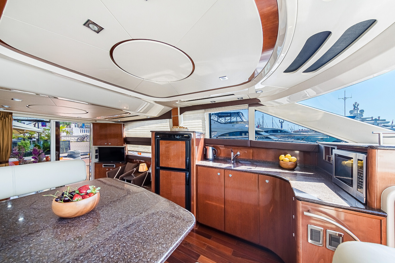 Лето для большинства россиян, - время для путешествий, экскурсий и отдыха. Морская прогулка, это лучшее, что может быть.