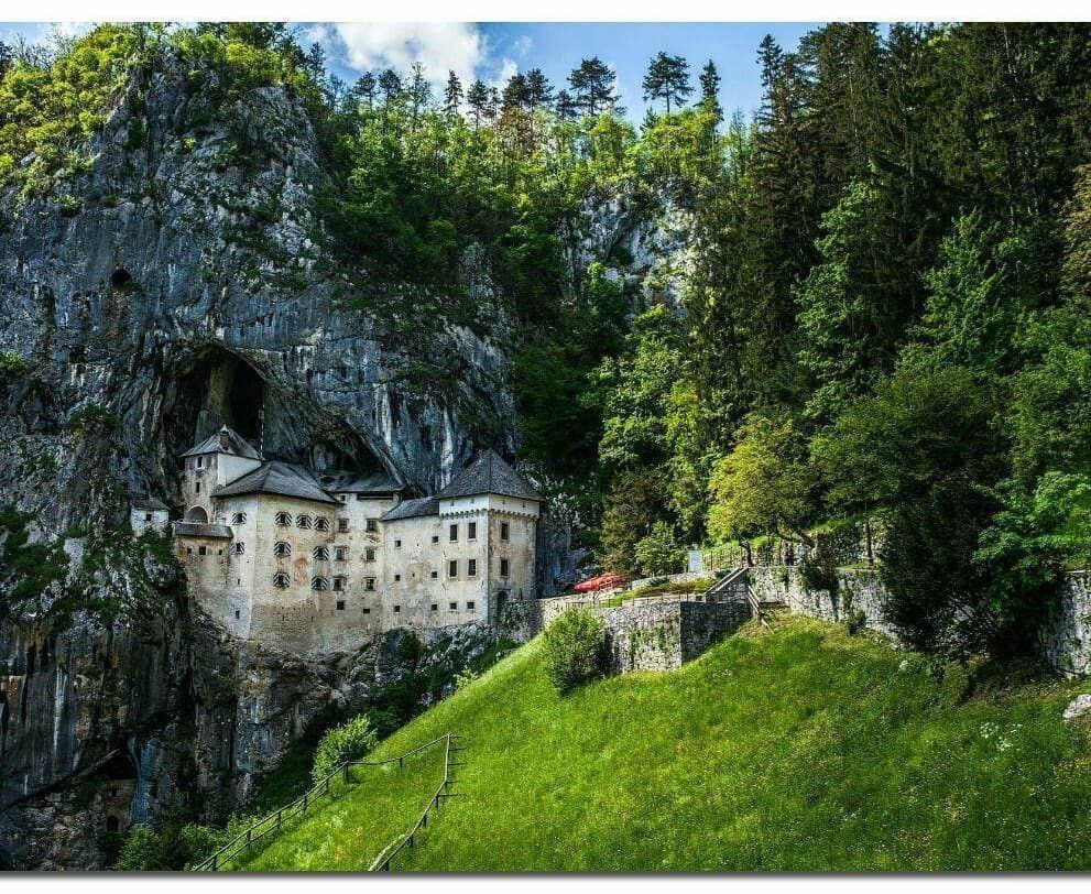 "Предъямский замок: Жемчужина в скале Словении"